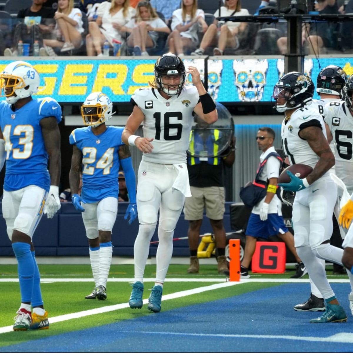 Jaguars rip Chargers; Justin Herbert risks ripped rib cartilage