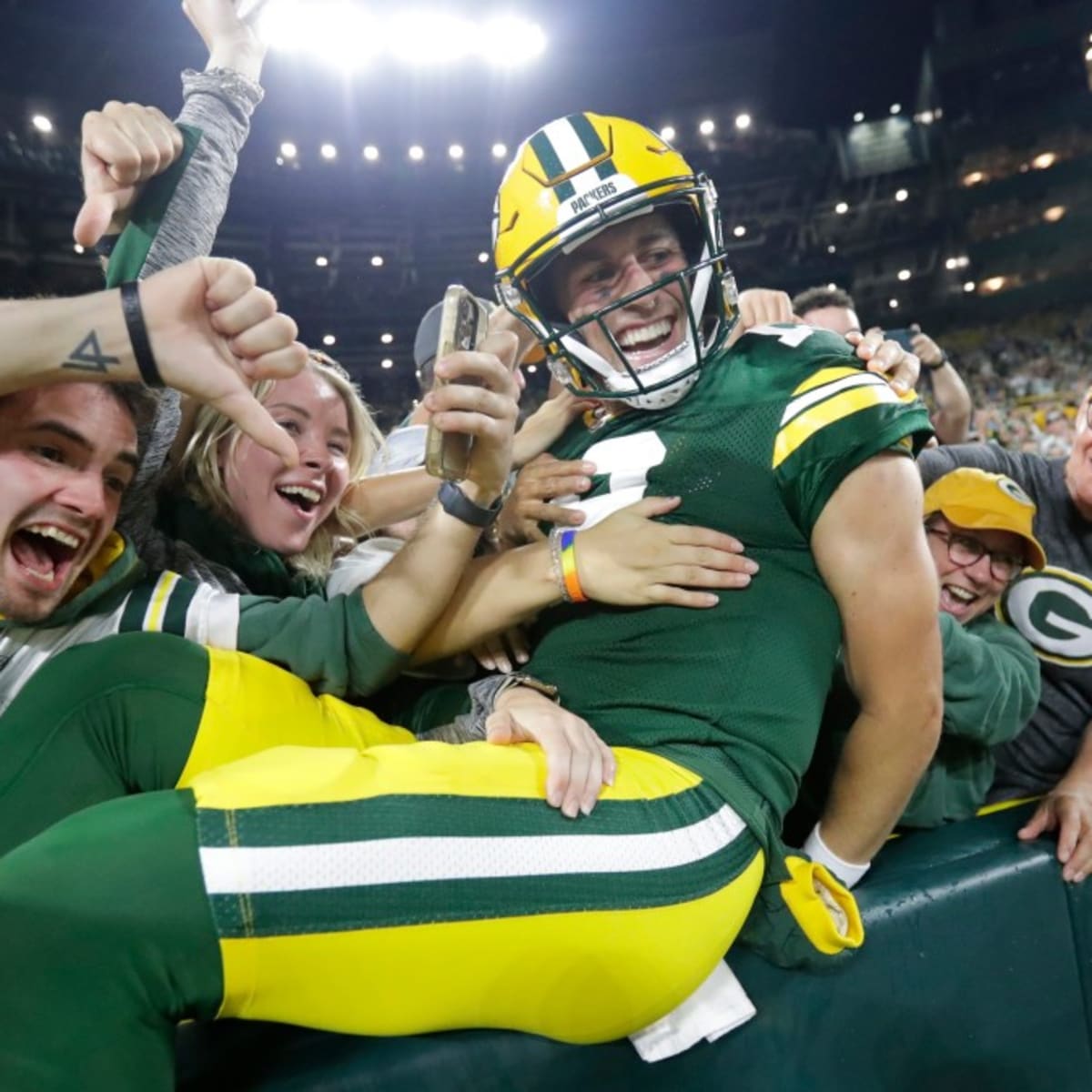 Green Bay Packers linebacker Quay Walker (7) signals during an NFL football  against the Tennessee Titans Thursday, Nov. 17, 2022, in Green Bay, Wis.  (AP Photo/Jeffrey Phelps Stock Photo - Alamy