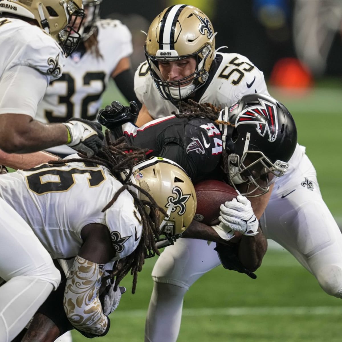 New Orleans, Louisiana, USA. 18th Dec, 2022. New Orleans Saints linebacker Demario  Davis gives his gloves to fans after playing the Atlanta Falcons in an NFL  game in New Orleans, Louisiana USA