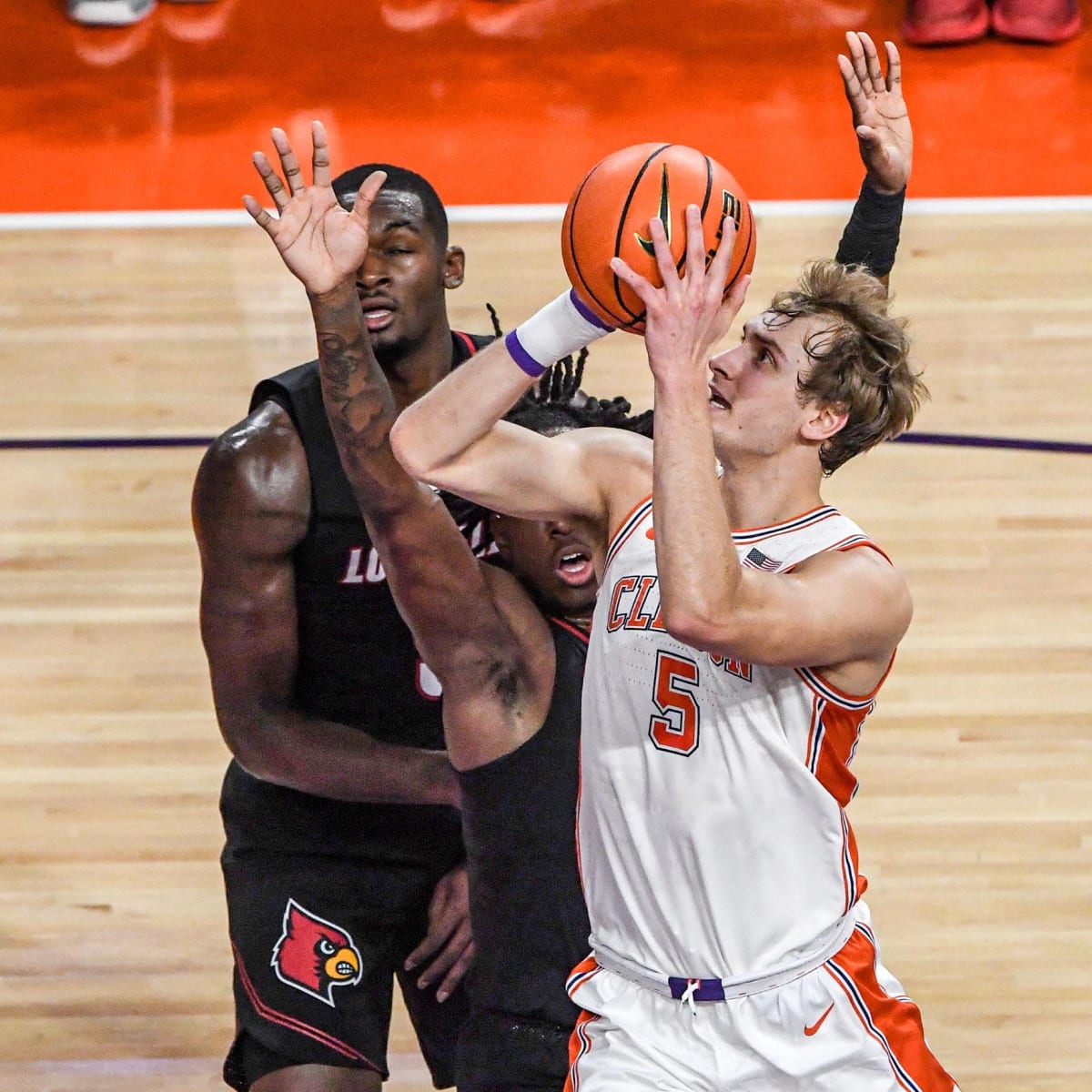 LOUISVILLE, KY - FEBRUARY 18: Clemson Tigers forward Hunter Tyson (5)  during a mens college basketball game between the Clemson Tigers and the Louisville  Cardinals on February 18, 2023 at the KFC