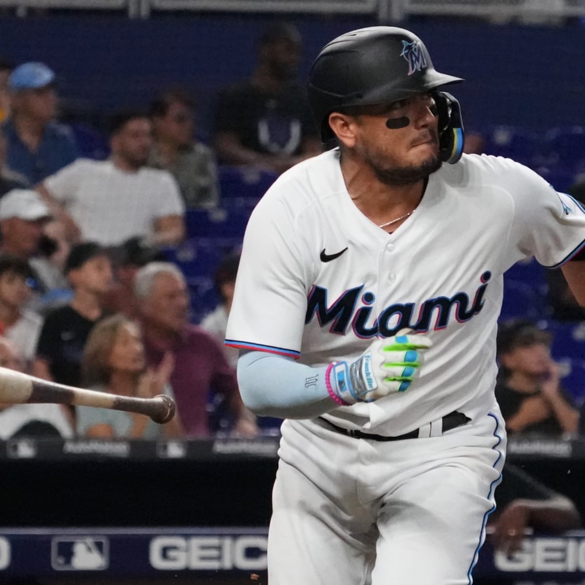 Dodgers acquire Miguel Rojas from Marlins, adding infield depth