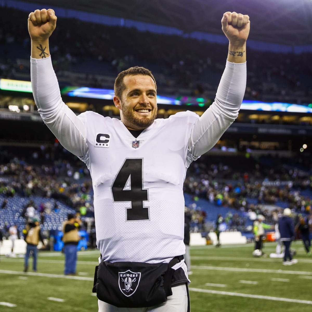 East Rutherford, New Jersey, USA. 6th Dec, 2020. Las Vegas Raiders  quarterback Derek Carr (4) reaches with tight end Foster Moreau (87) during  the NFL game between the Las Vegas Raiders and