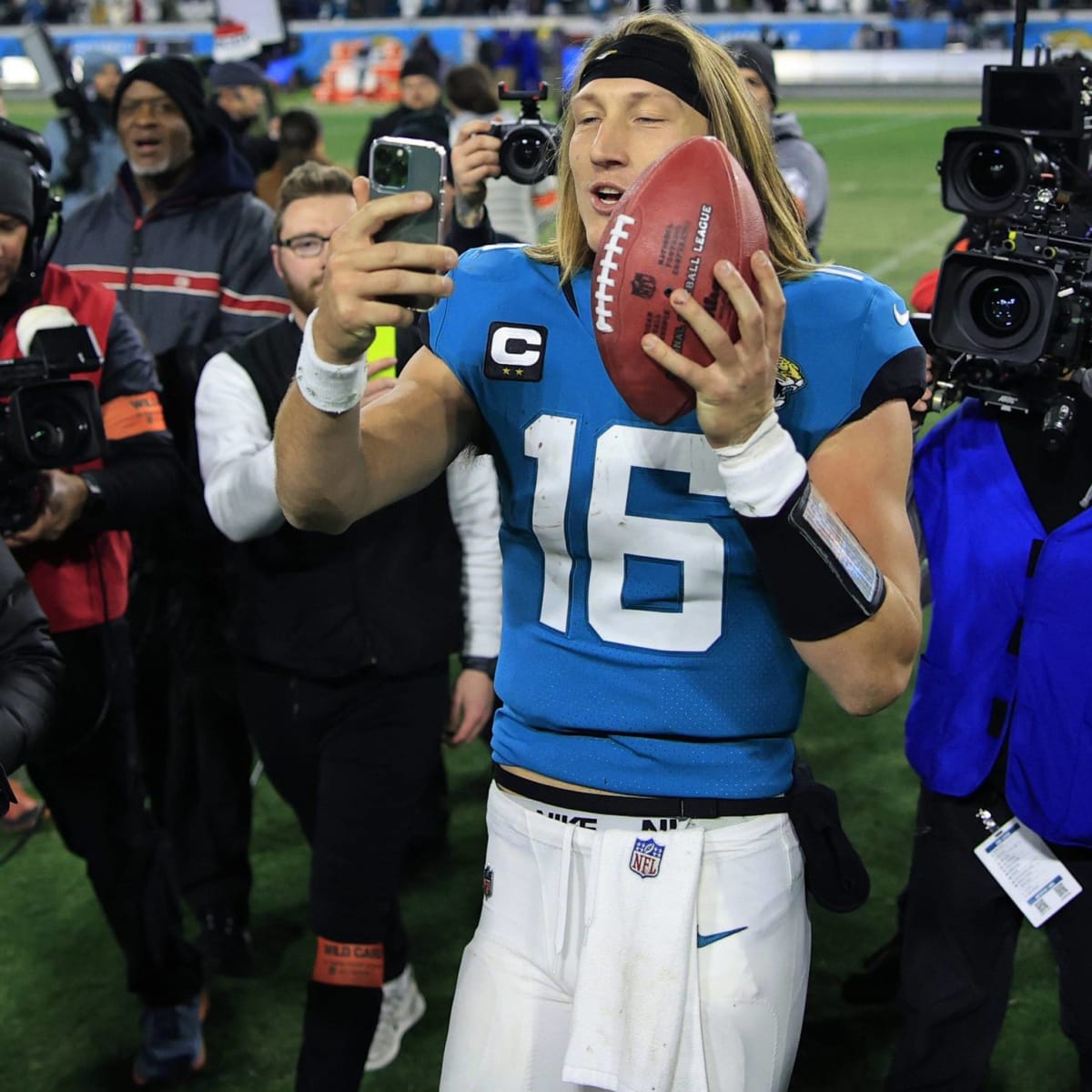 Comeback for the ages: Trevor Lawrence, Jaguars stun Chargers in