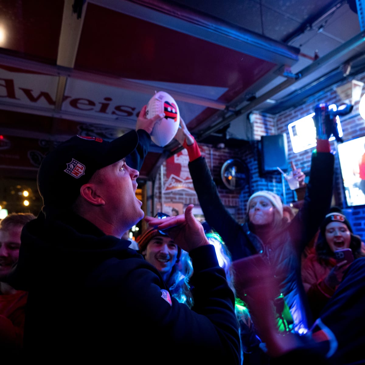 Bengals head coach Zac Taylor got carded at a Cincinnati bar hours after  winning the team's first playoff game in 31 years, This is the Loop