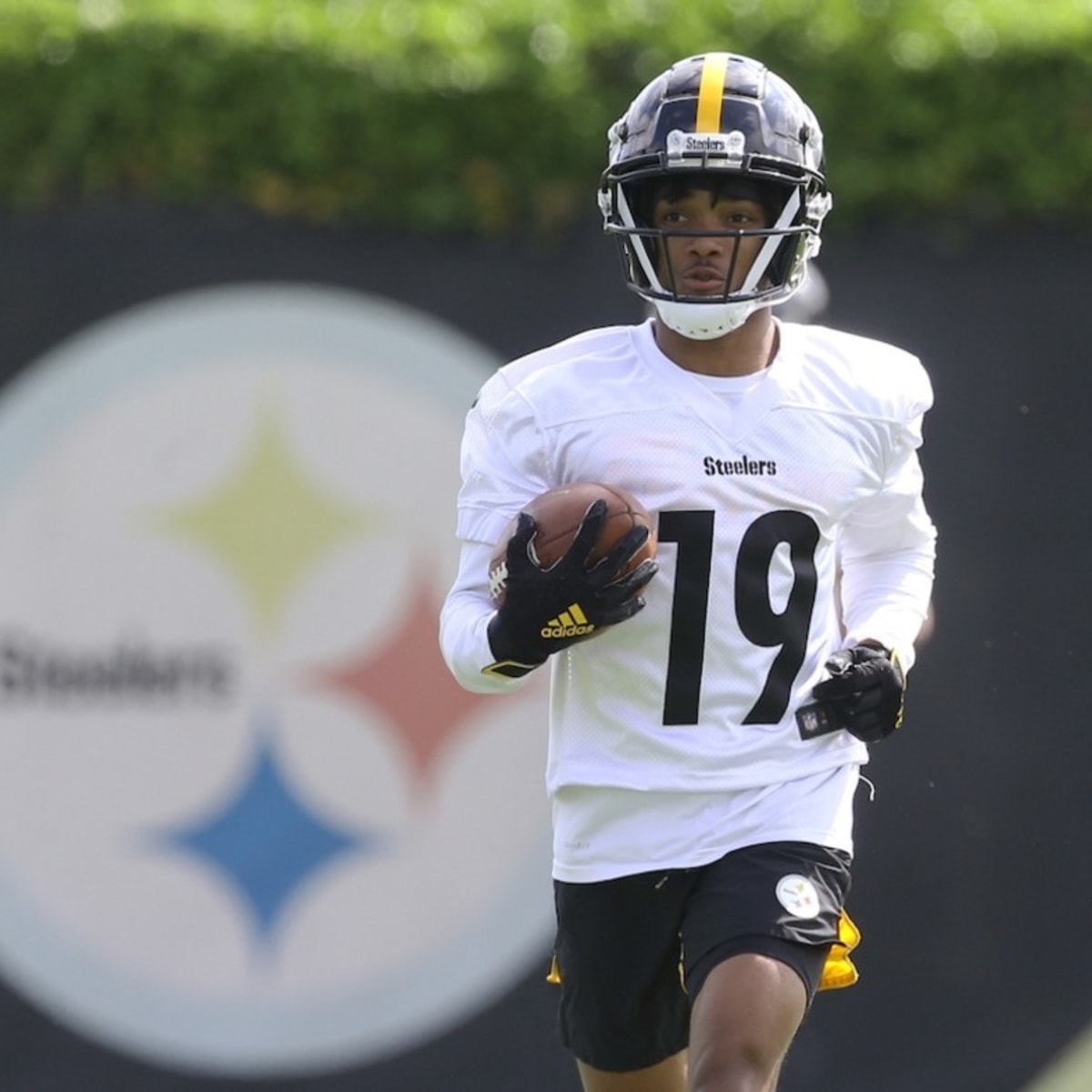 Steelers WR Calvin Austin Displays Sizzling Speed And Soft Hands