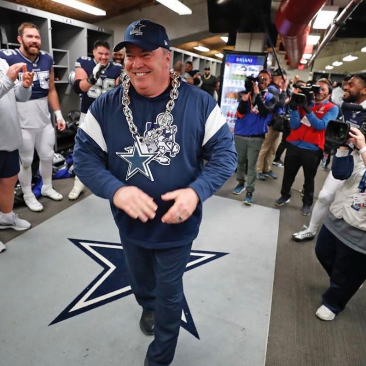 Watch: Mike McCarthy dances with custom Cowboys chain after defeating Tampa  Bay