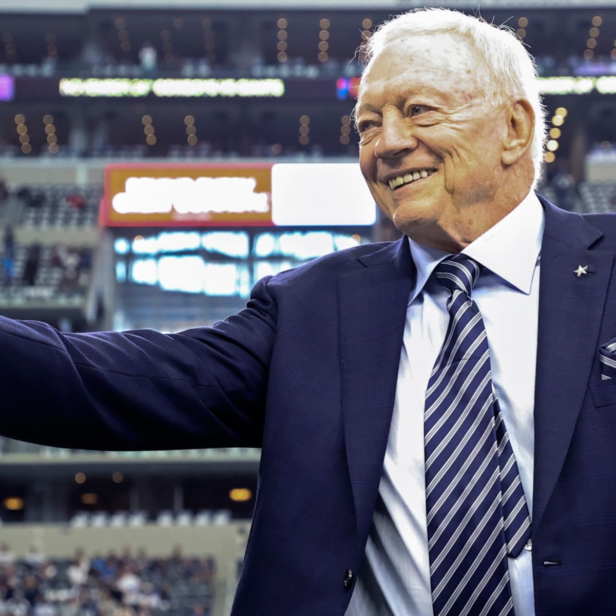 Cowboys K Brett Maher gets pregame pep talk from Jerry Jones