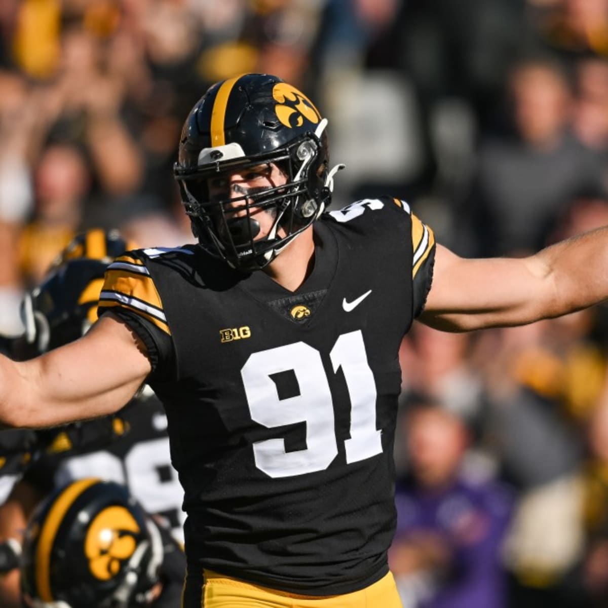 Packers take Iowa edge rusher Lukas Van Ness with 13th pick in draft -  Chicago Sun-Times