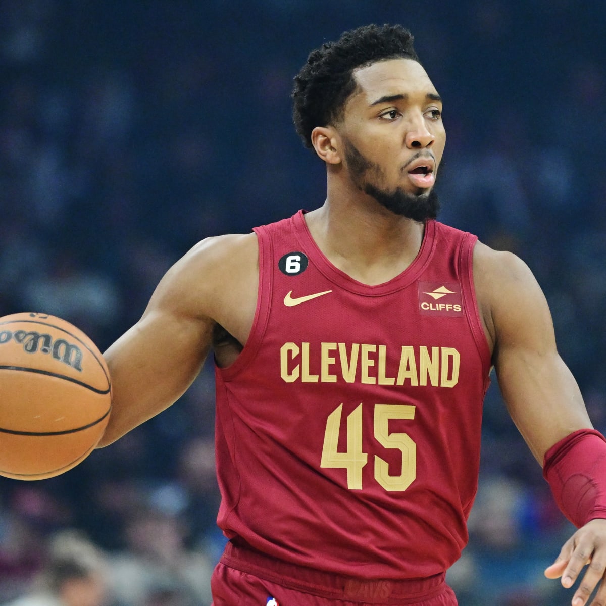 Donovan Mitchell injury updates: Cavaliers SG returns to bench after  briefly going to locker room Tuesday vs. Nets - DraftKings Network