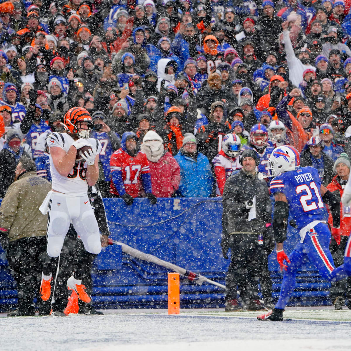 Cincinnati Bengals tight end Hayden Hurst (88) carries the ball during an  NFL football game against the Buffalo Bills, Monday, Jan. 2, 2023, in  Cincinnati. (AP Photo/Emilee Chinn Stock Photo - Alamy