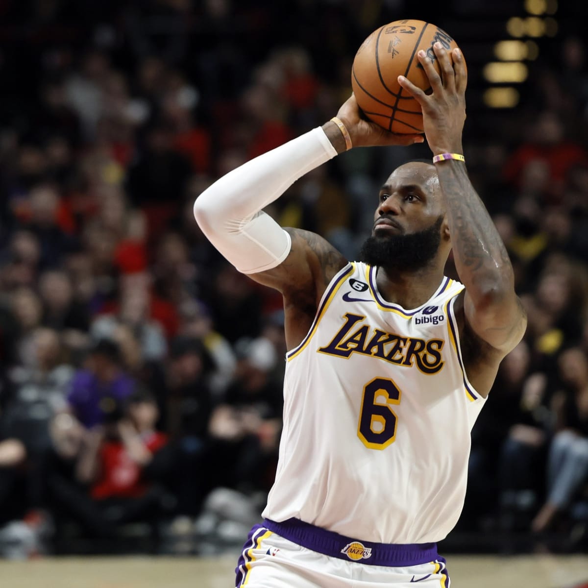 LeBron James shines in Lakers win, Clippers rally stuns Wizards