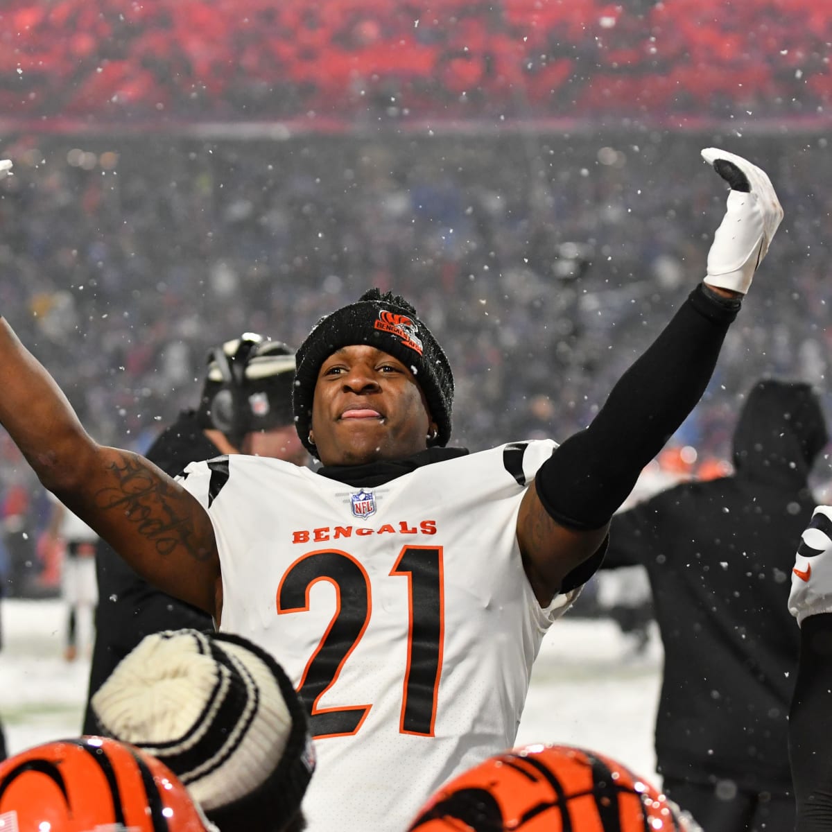 Cincinnati Bengals cornerback Mike Hilton (21) against the Tennessee Titans  in an NFL football game, Sunday, Nov. 27, 2022, in Nashville, Tenn. Bengals  won 20-16. (AP Photo/Jeff Lewis Stock Photo - Alamy