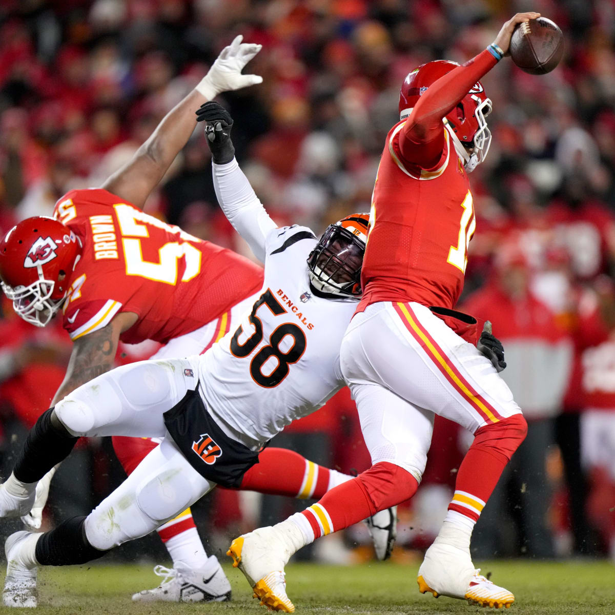 Cincinnati Bengals defensive end Joseph Ossai (58) lines up for