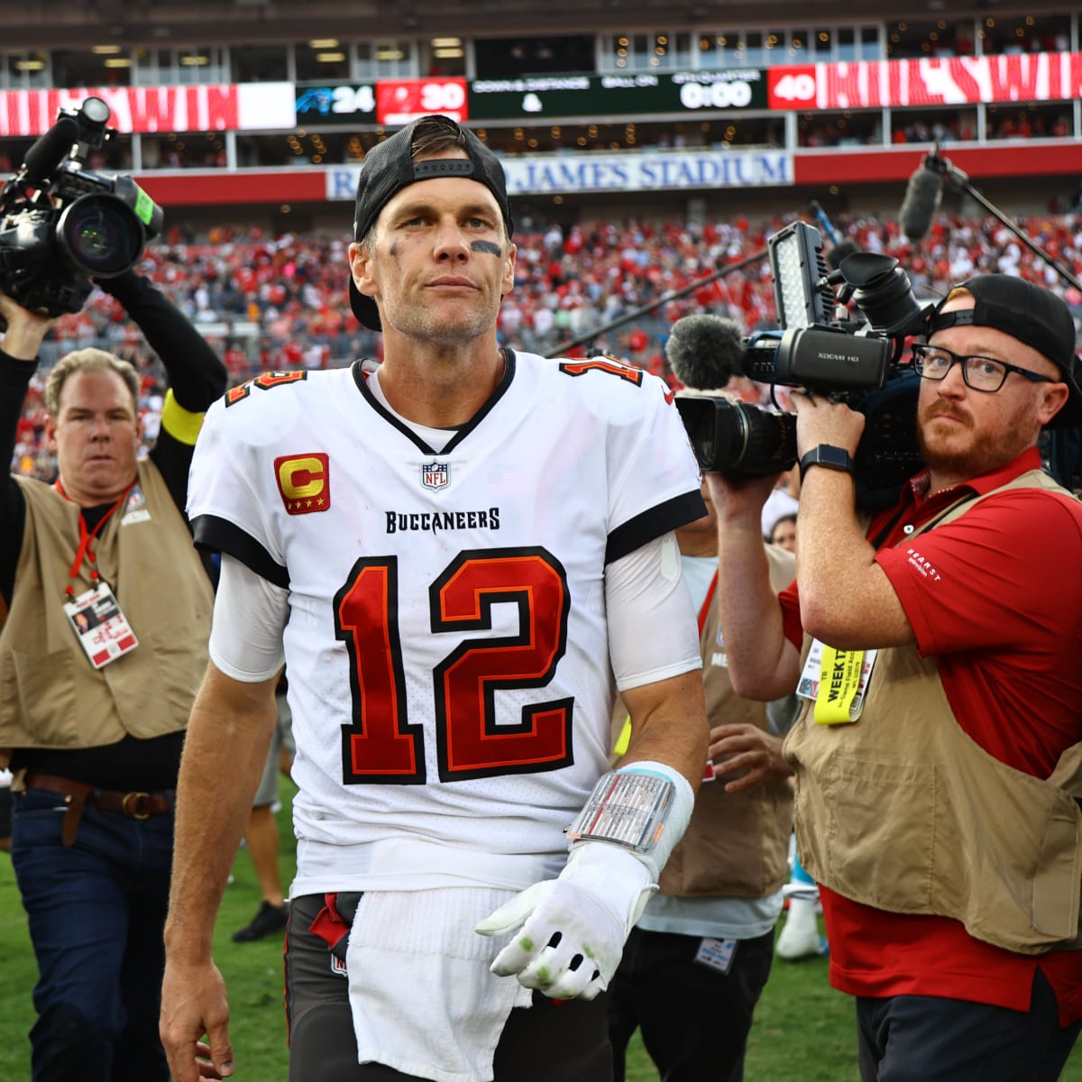 Tom Brady decides to play 2022 season with Bucs, NFL world reacts