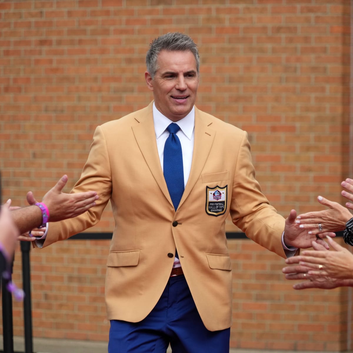 Los Angeles, CA, USA. 19th Nov, 2018. Kansas City Chiefs quarterback Patrick  Mahomes #15 shaking hands with Kurt Warner before the NFL Kansas City  Chiefs vs Los Angeles Rams at the Los