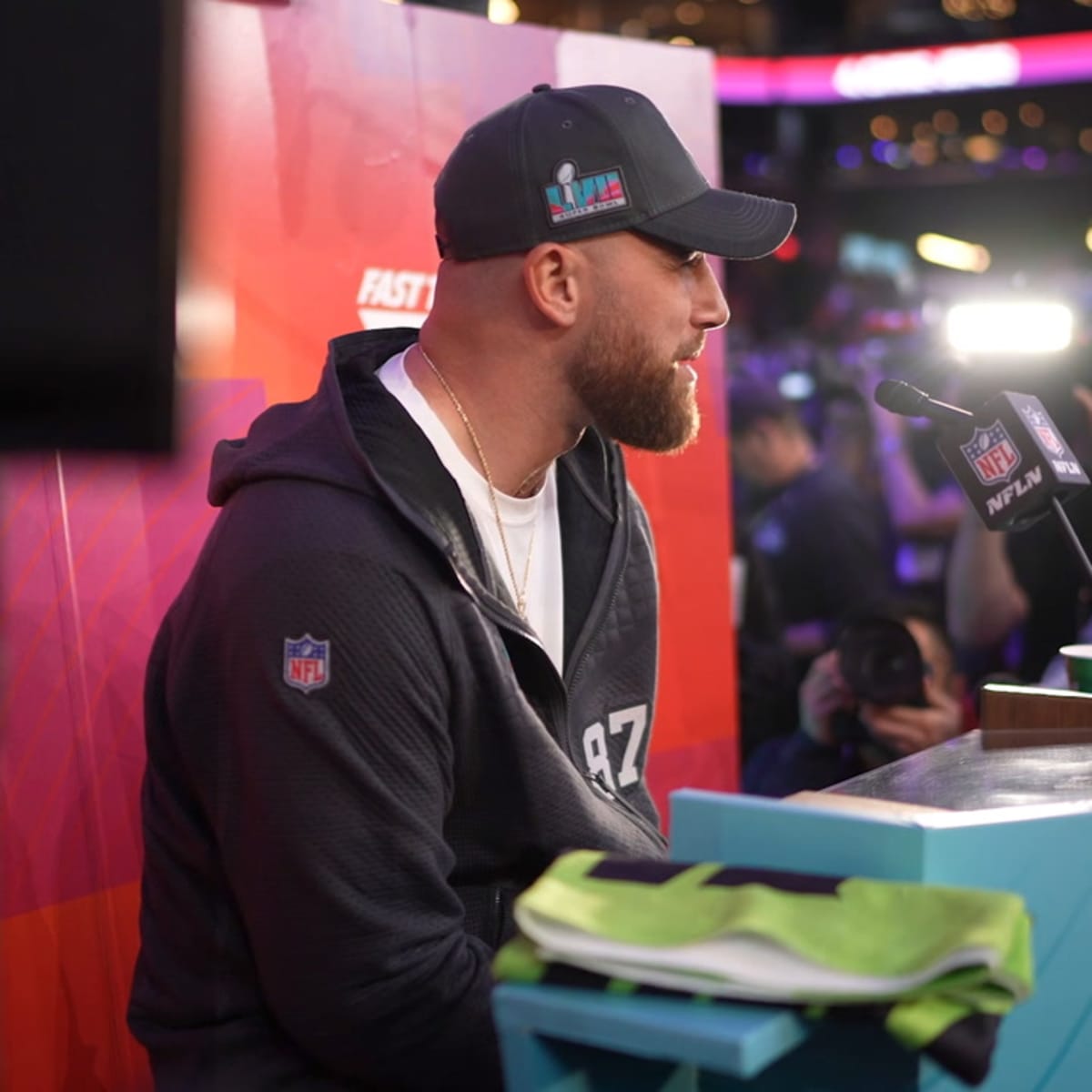 Travis Kelce's Super Bowl Fashion: Dressing to Win on and Off the Field 💪  