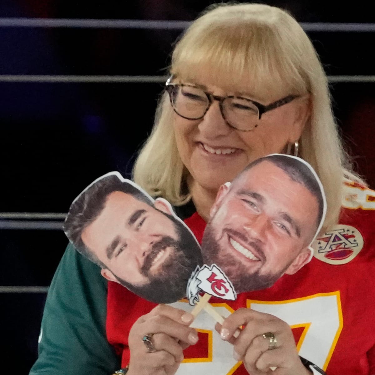 Why was Donna Kelce's Super Bowl outfit trending? Jason and Travis
