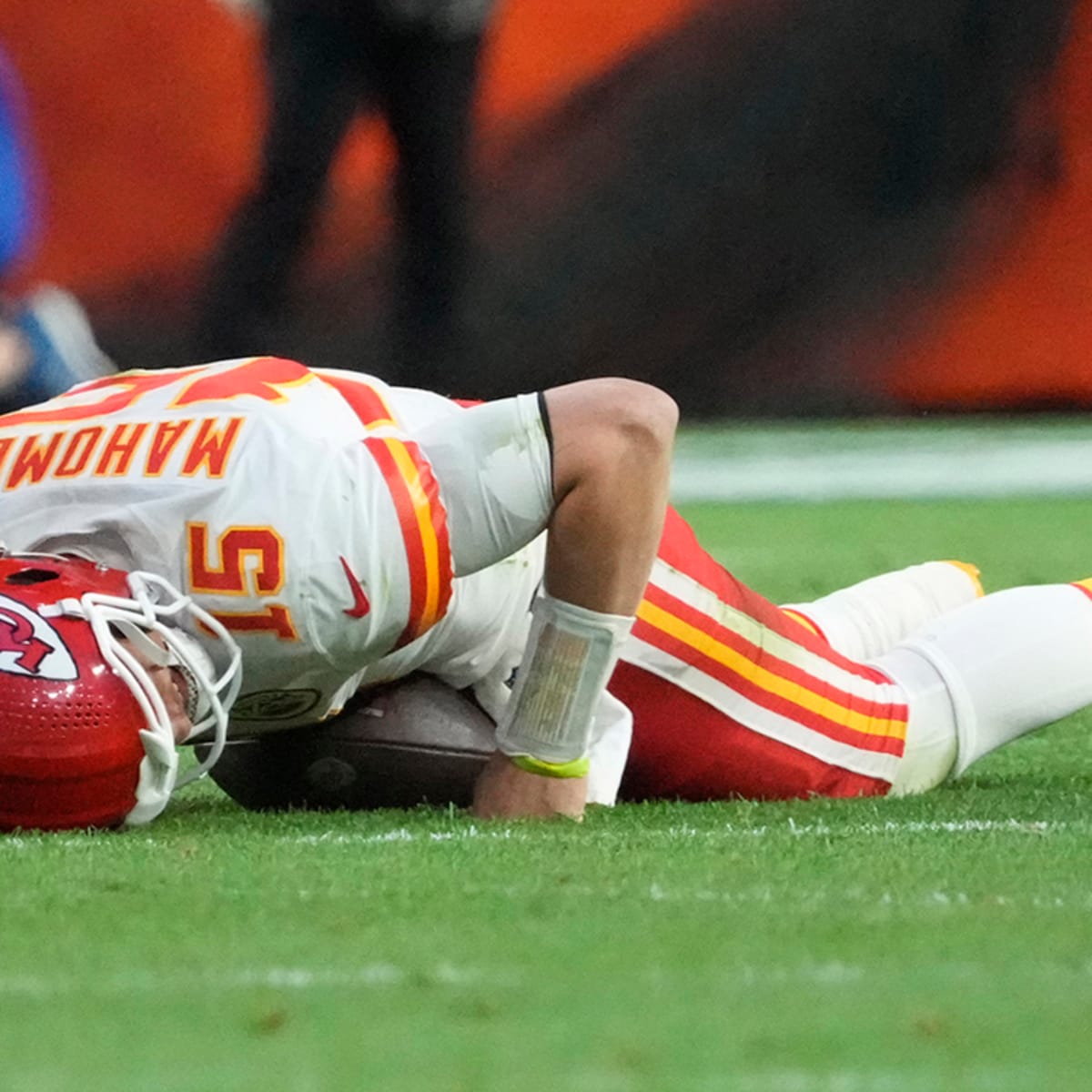 Patrick Mahomes returns to Super Bowl LVII after limping off - Los