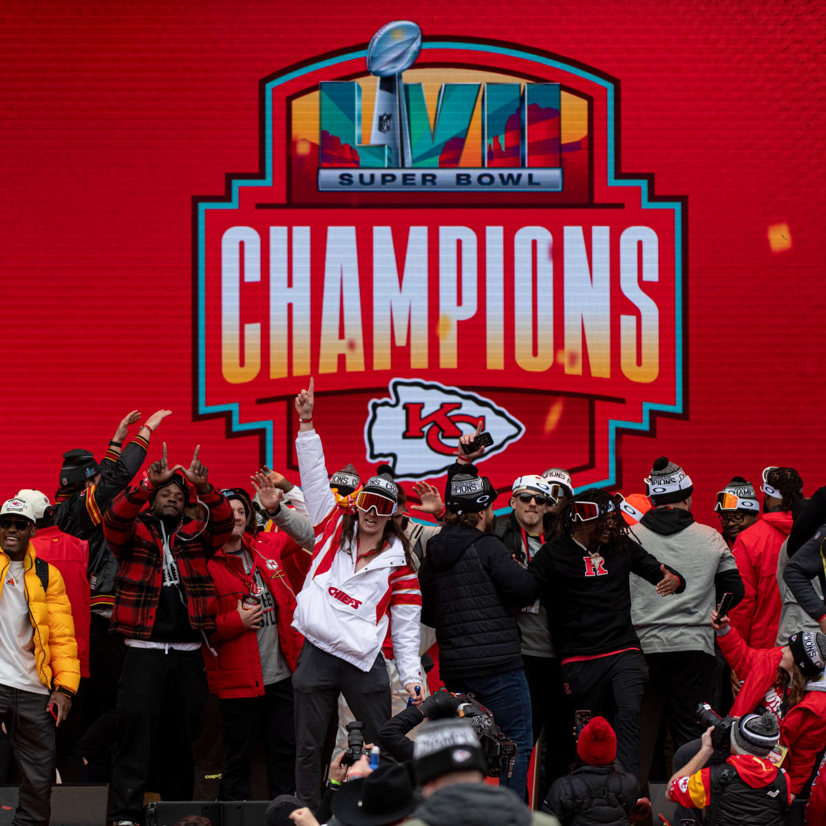 Photos compare Chiefs 2023, 2020 Super Bowl victory parades