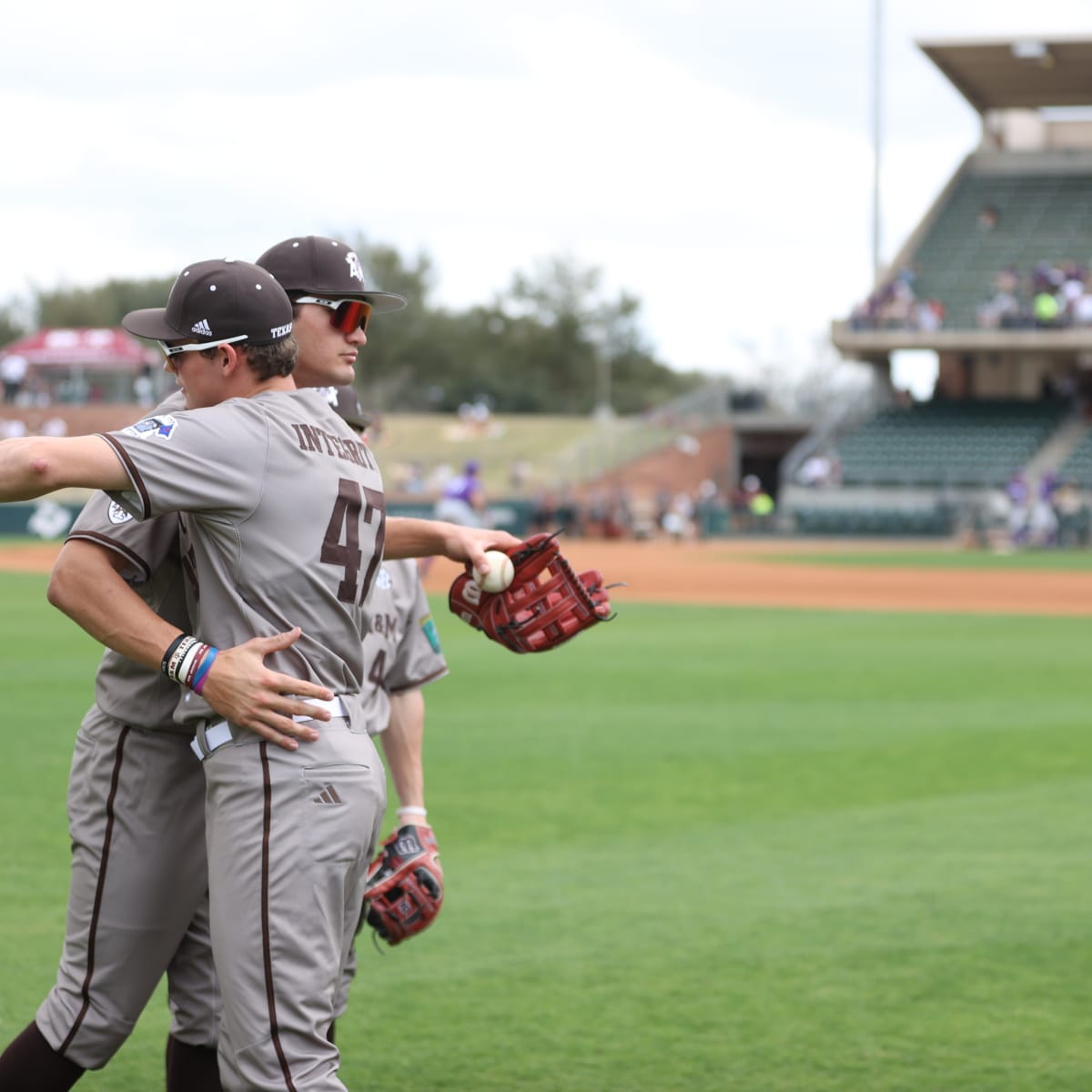 Louisville Cardinals - What a night for University of Louisville Baseball!!!  They get the 14-5 win over #15 Texas A&M in the #ShrinersCollegeClassic.  #GoCards