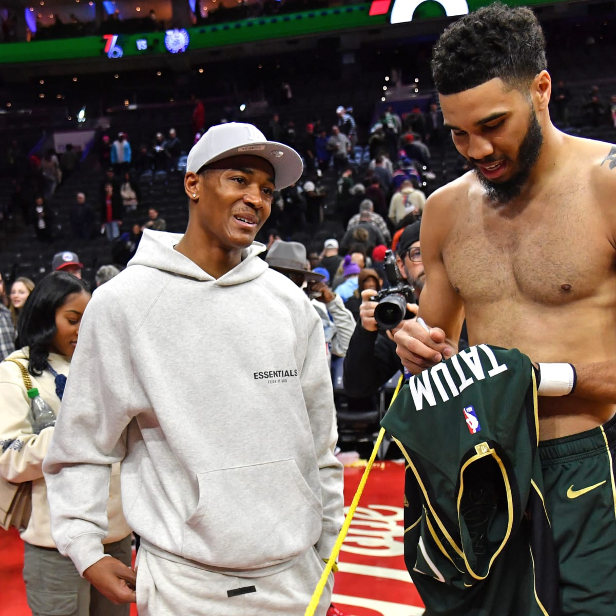 Jayson Tatum gives epic gift to Eagles WR DeVonta Smith