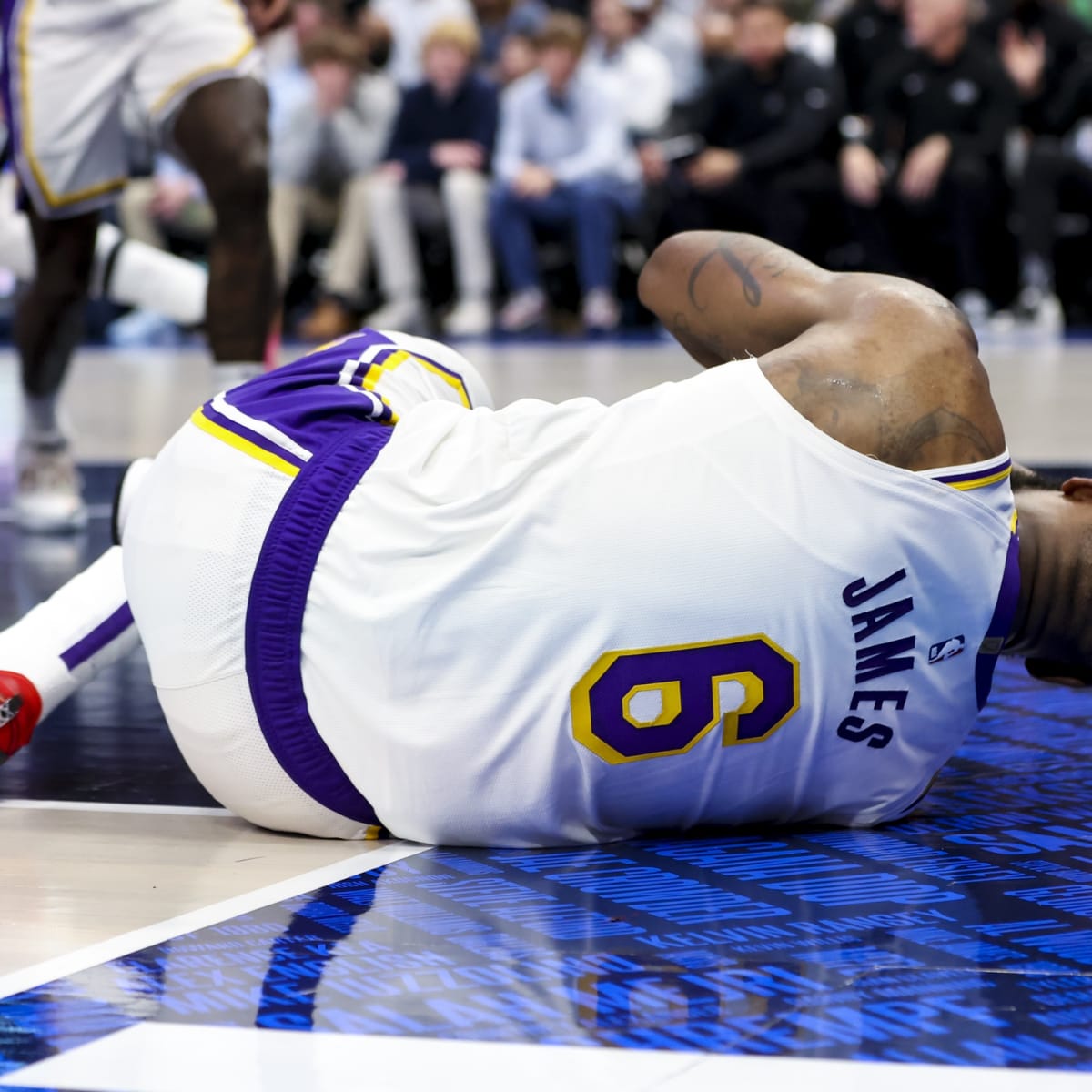 Lakers' LeBron James out with knee injury