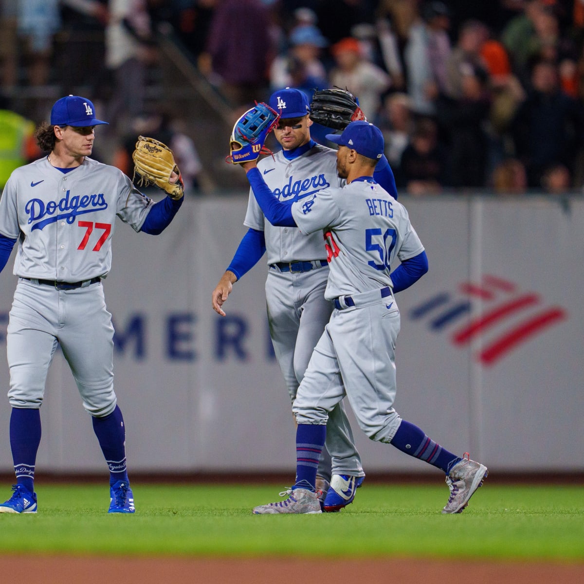 Highlight] Hearing that the Dodgers might play Mookie at SS, RF Jason  Heyward reminds them why they shouldn't, immediately making an error :  r/baseball