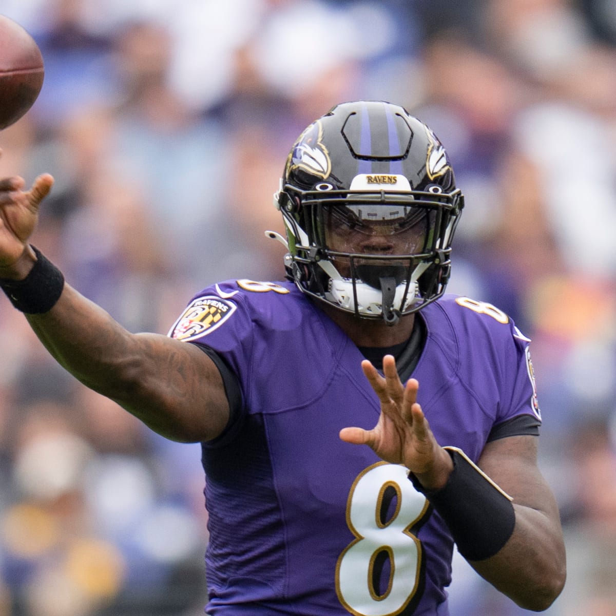 Lamar Jackson helps Baltimore Ravens extend win streak to eight games