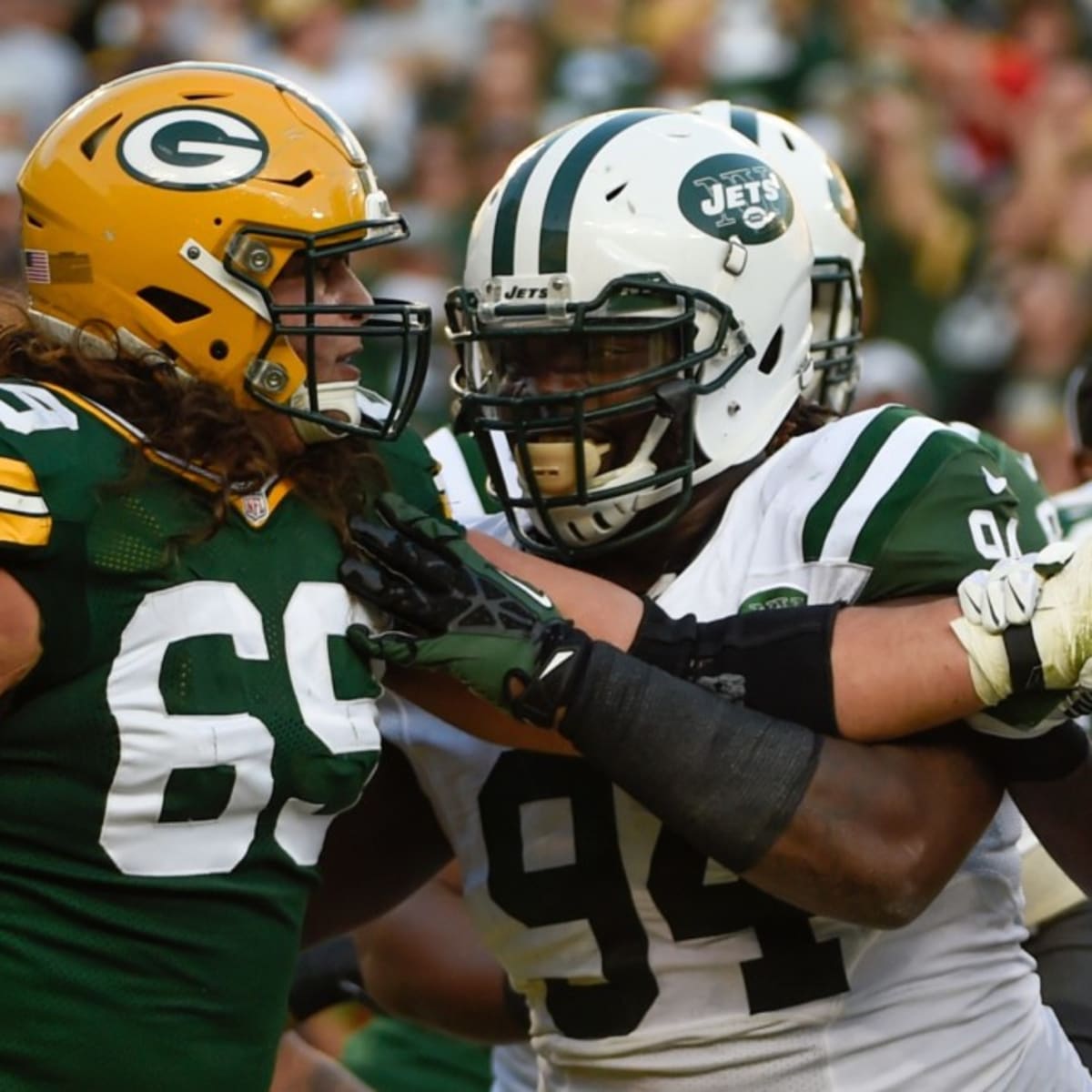 Ahmad 'Sauce' Gardner Burns Cheesehead Hat to Recruit Aaron Rodgers