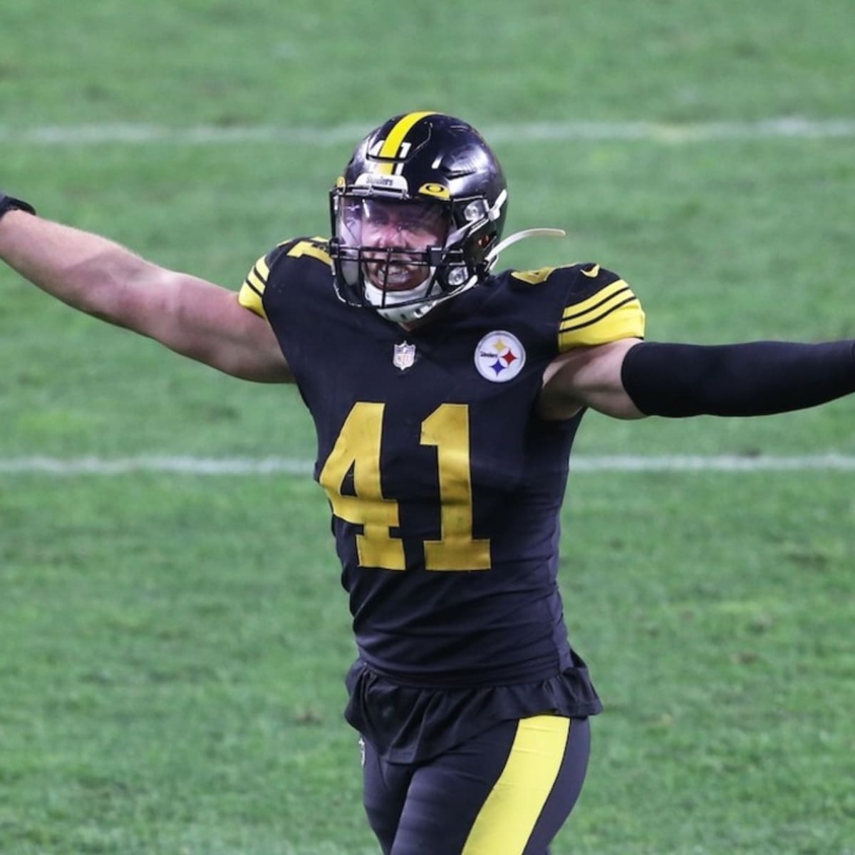 Pittsburgh Steelers linebacker Robert Spillane (41) works during