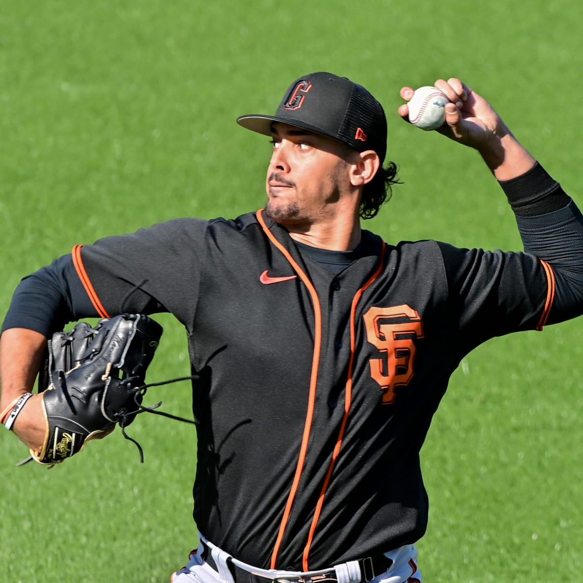 Giants catcher Roberto Pérez has season-ending shoulder surgery