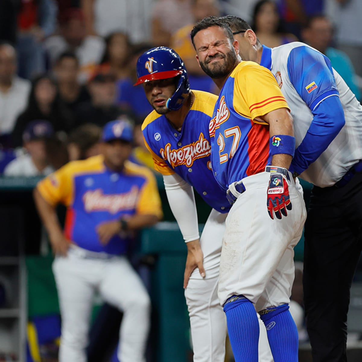 Astros' Jose Altuve has broken right thumb, needs surgery