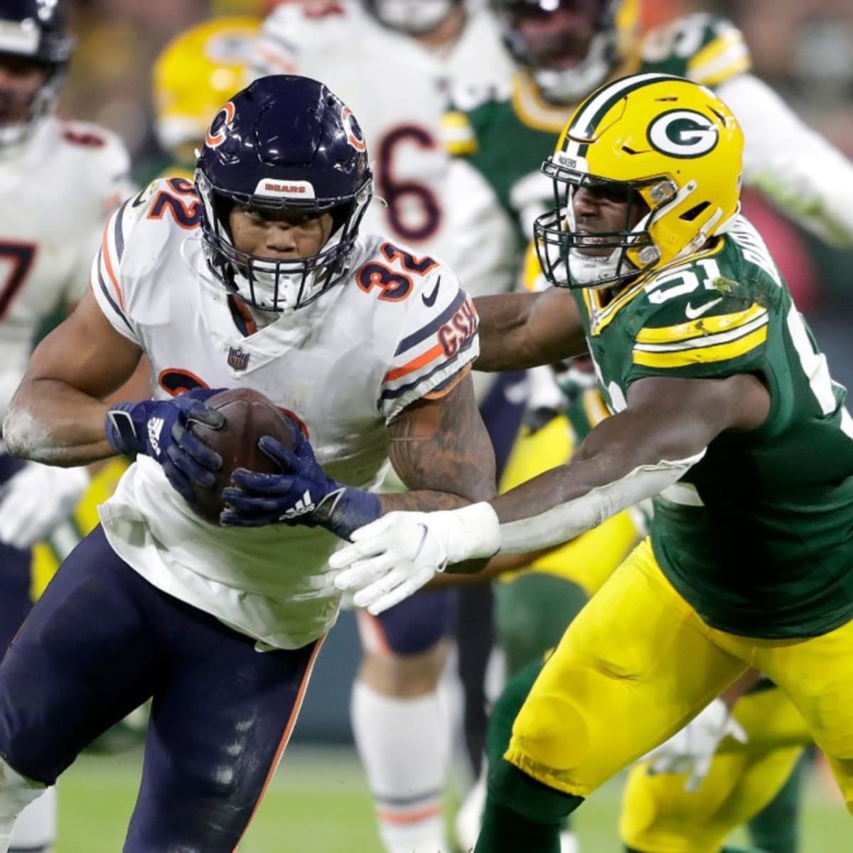 Roquan Smith debuts new Bears helmet, uniform combination