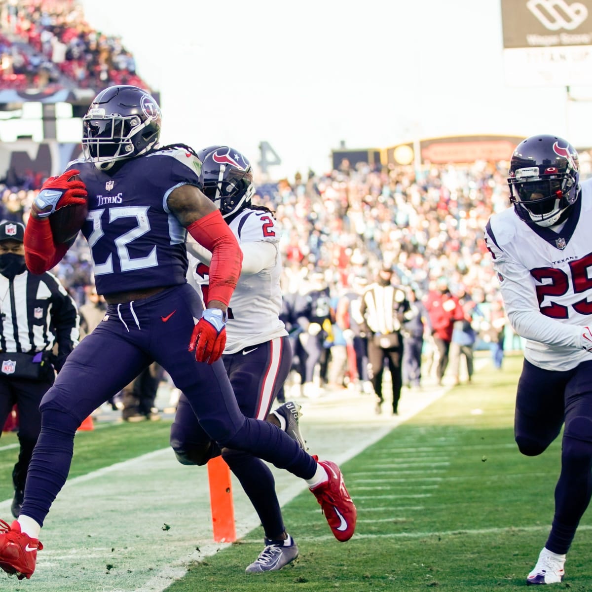 Derrick Henry 2,000-Yard Mementos on Display at Pro Football Hall of Fame -  Sports Illustrated Tennessee Titans News, Analysis and More