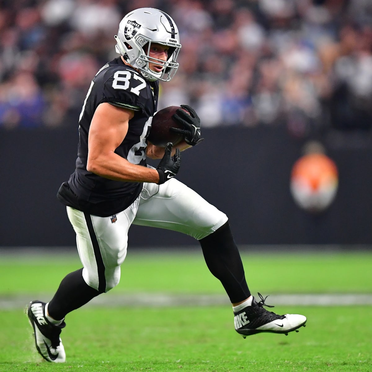 Raiders Tried to Re-Sign TE Foster Moreau: Report