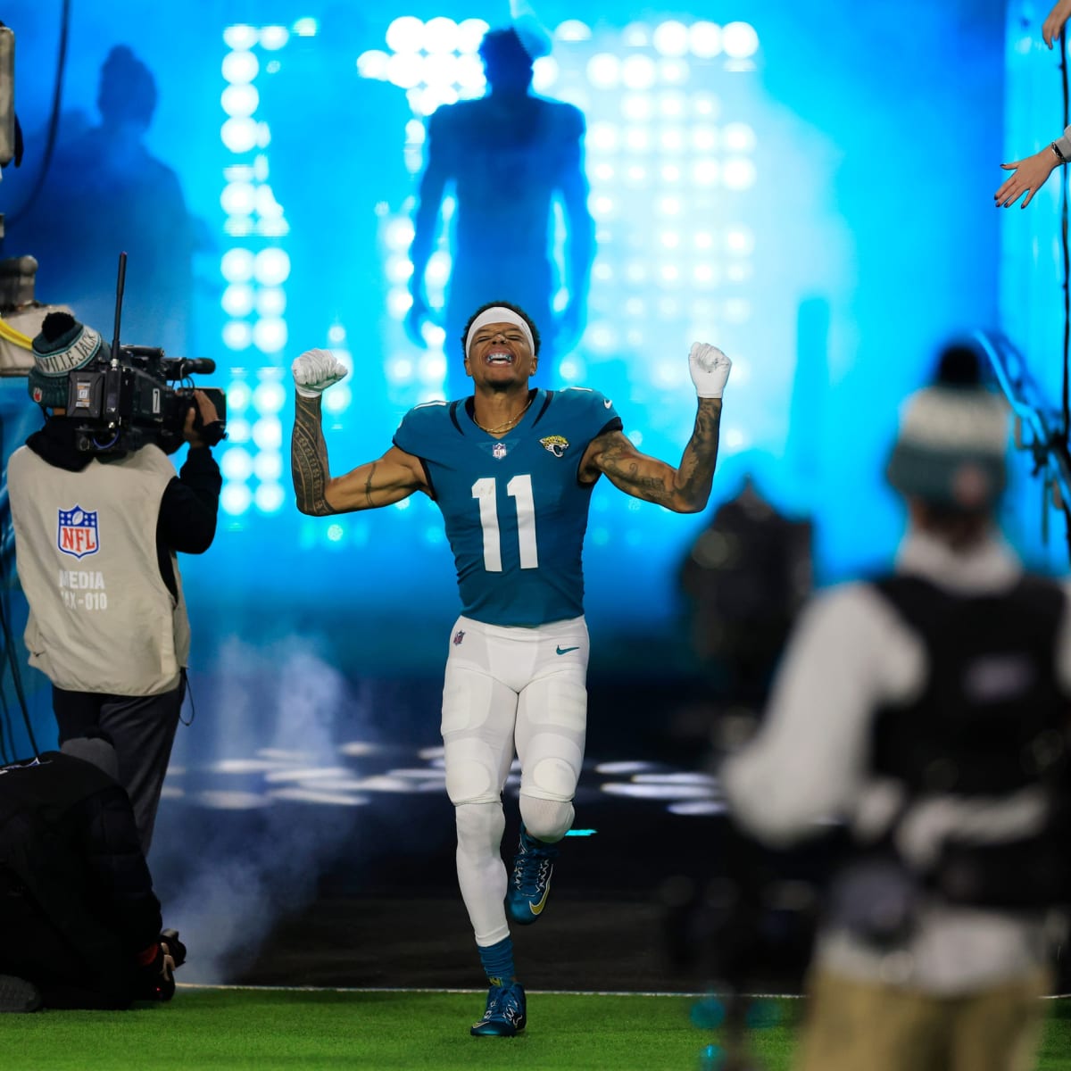 Jacksonville, FL, USA. 19th Sep, 2021. Jacksonville Jaguars wide receiver  Marvin Jones Jr. (11) celebrates with Jacksonville Jaguars quarterback  Trevor Lawrence (16) after a touch down during 1st half NFL football game