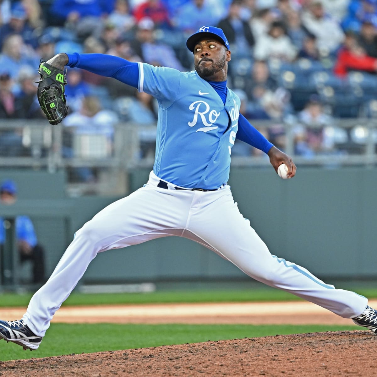 Royals sign left-handed pitcher Aroldis Chapman to 1-year contract