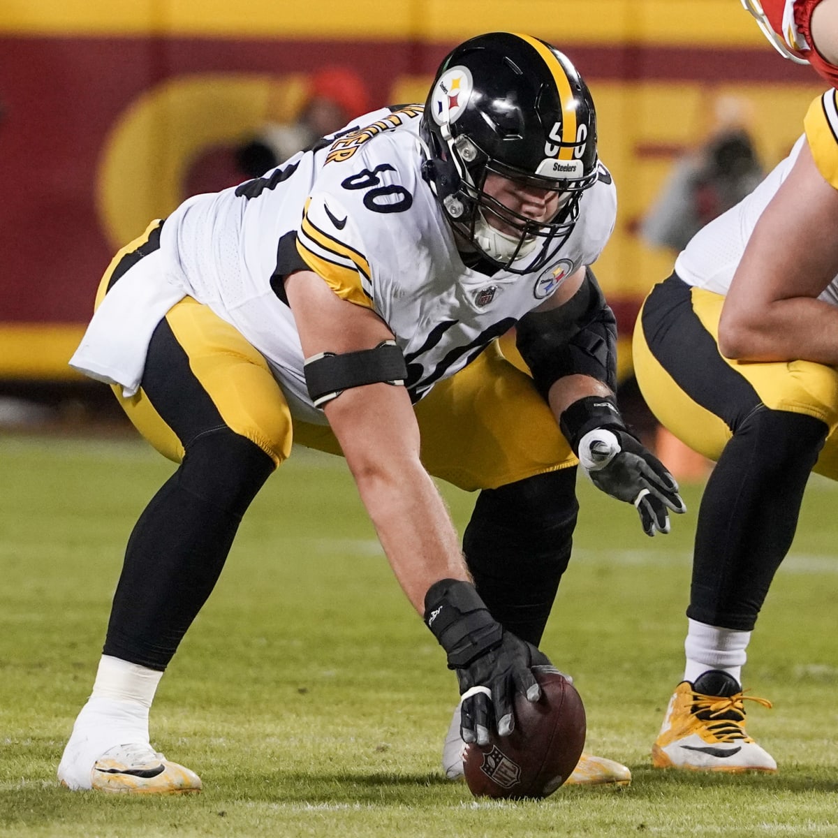 Giants sign offensive lineman J.C. Hassenauer