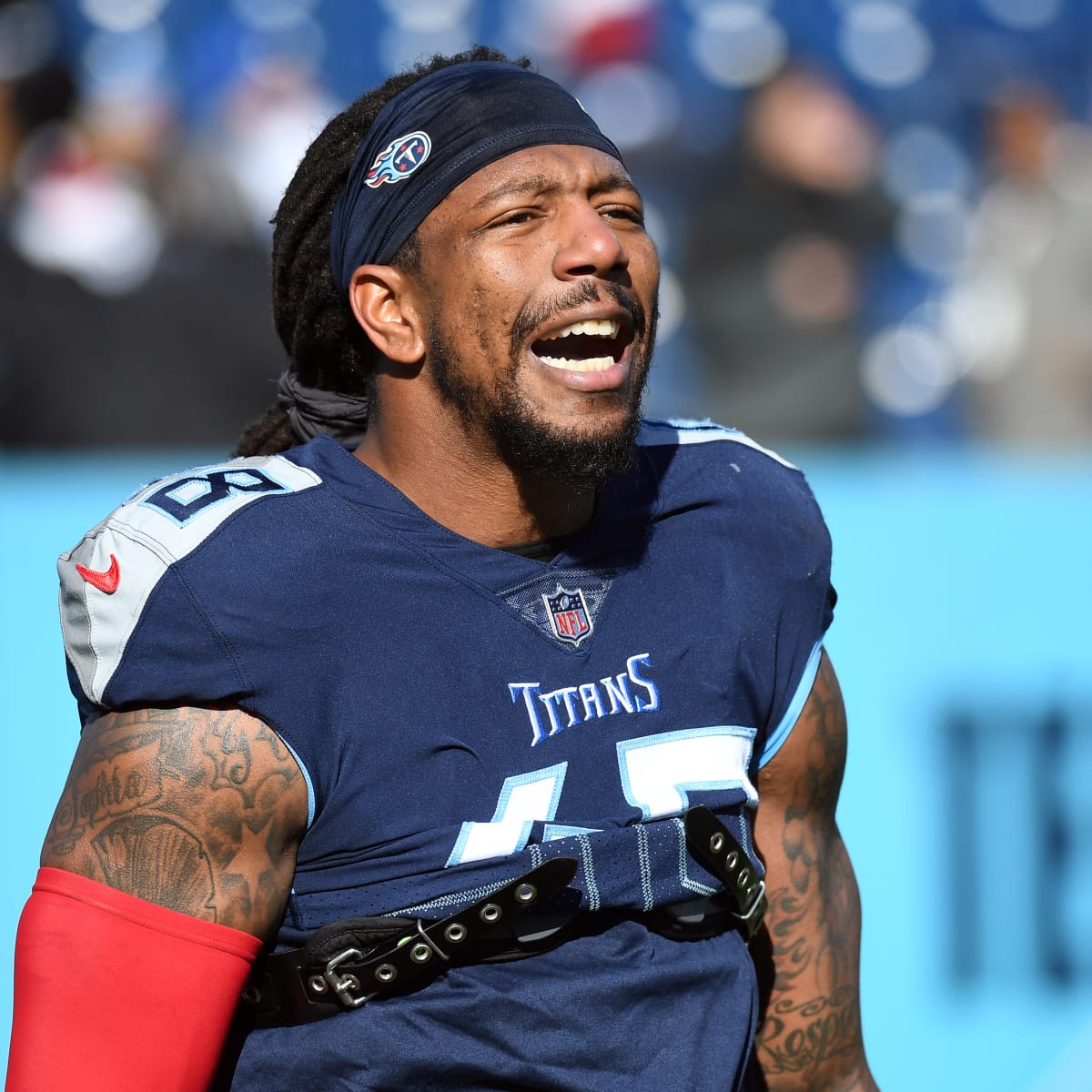 In Heinz Field return, Bud Dupree rallies Titans while standing on