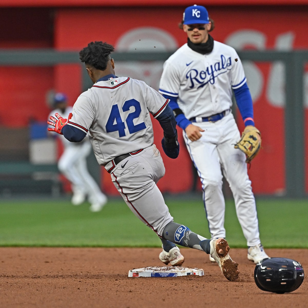 NL East champion Braves romp to 10-2 win over Royals