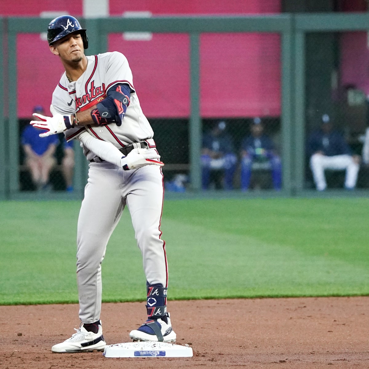 Braves to place Orlando Arcia on IL with microfracture in wrist