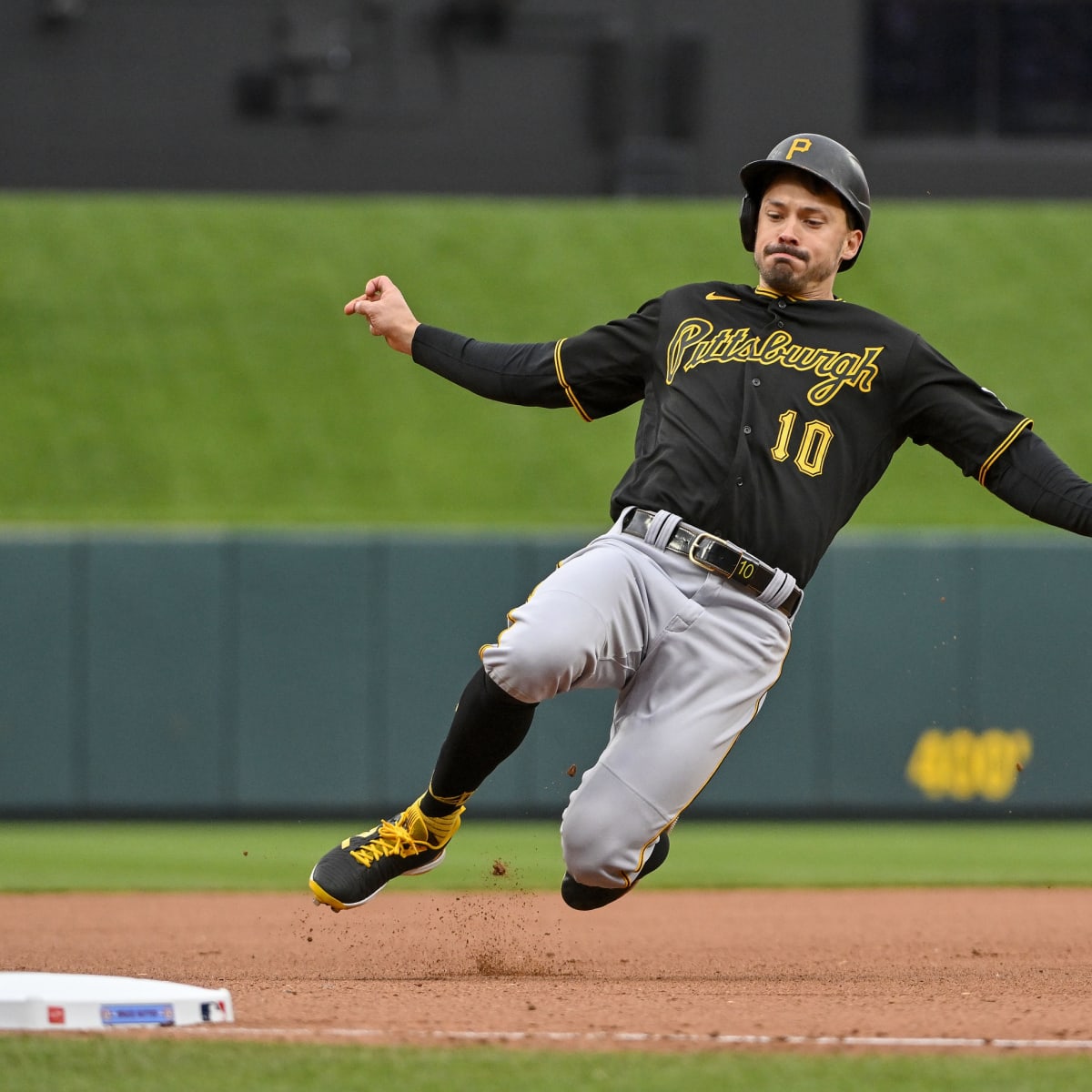 Bryan Reynolds, Pirates agree to 2-year deal; avoid arbitration