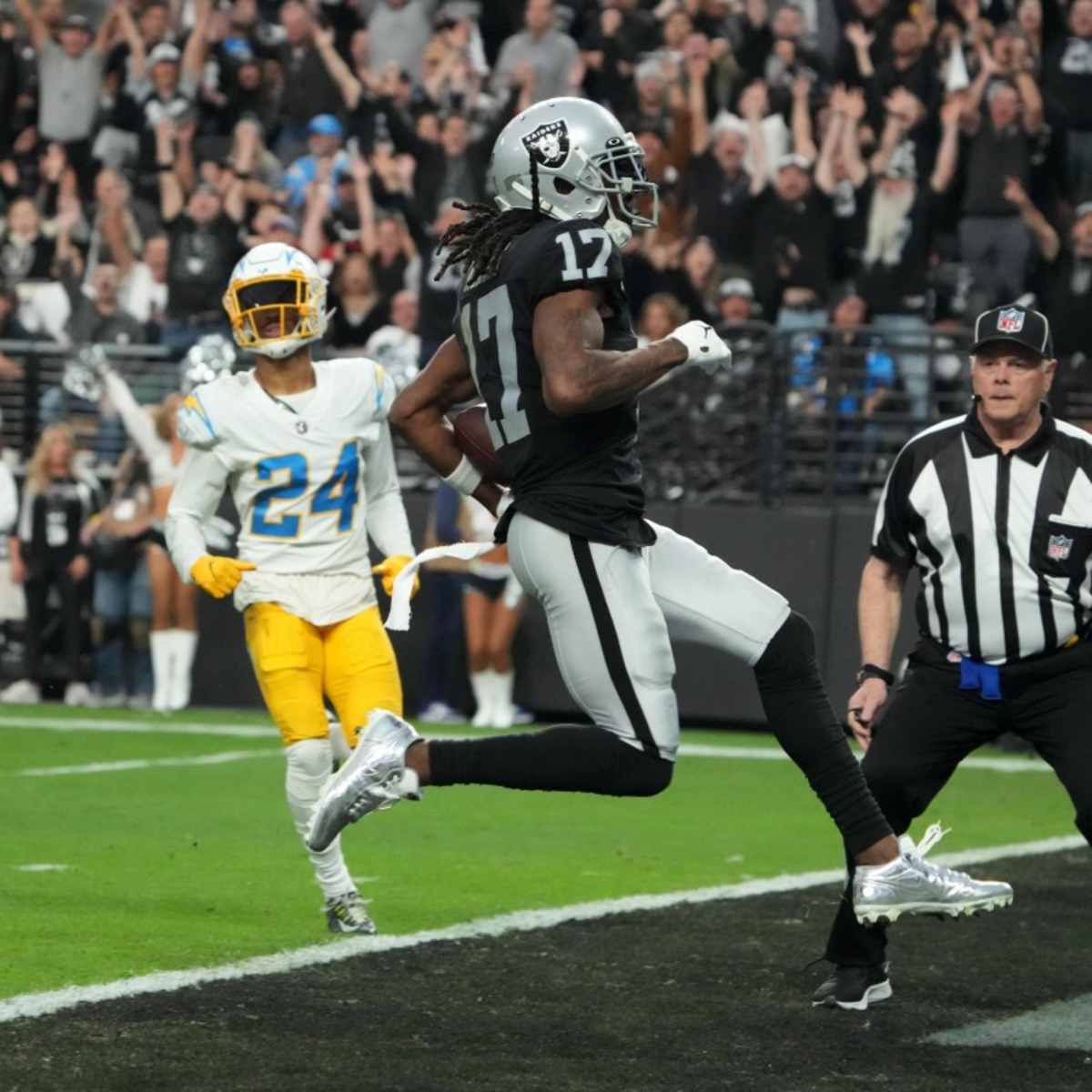 NFL - The new-look Las Vegas Raiders vs. the defending champion Los Angeles  Rams on TNF? Sign us up. ✍️ 