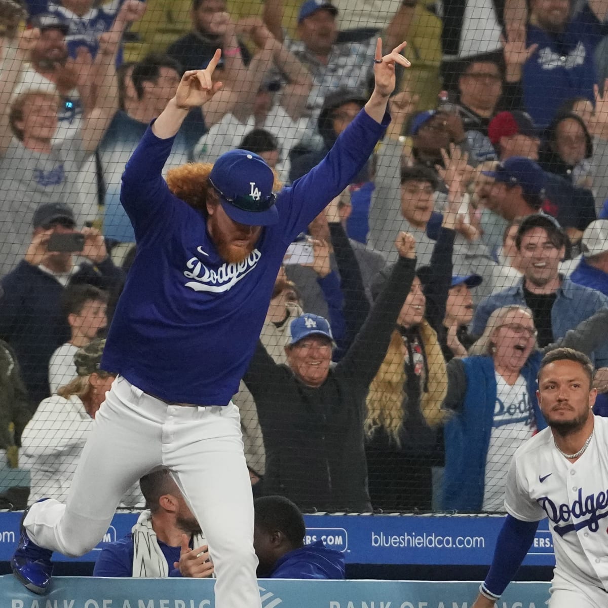 Dodgers win in 12th on bases-loaded walk, Muncy homers twice to