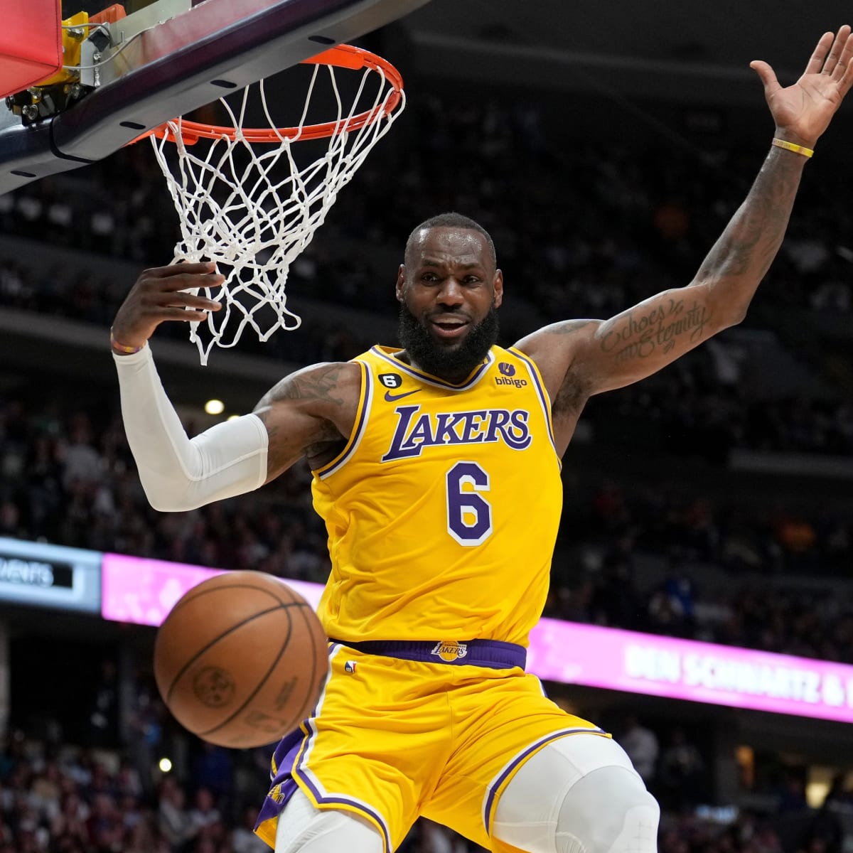 Los Angeles Lakers: LeBron James 2021 Dunk - Officially Licensed NBA  Removable Adhesive Decal