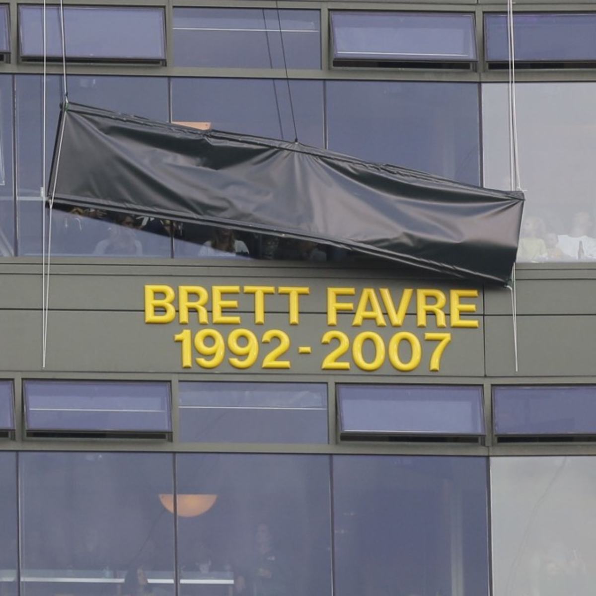 The unveiling Packers light up new 'G' on Lambeau Field's façade 