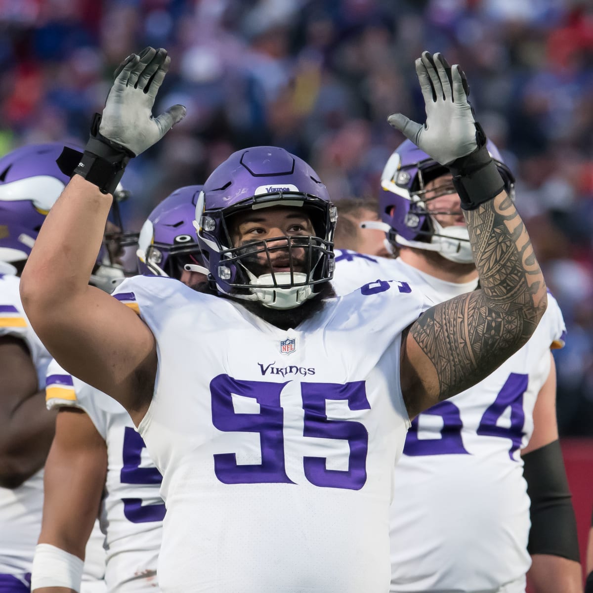 Vikings Re-Sign Massive DT Khyiris Tonga