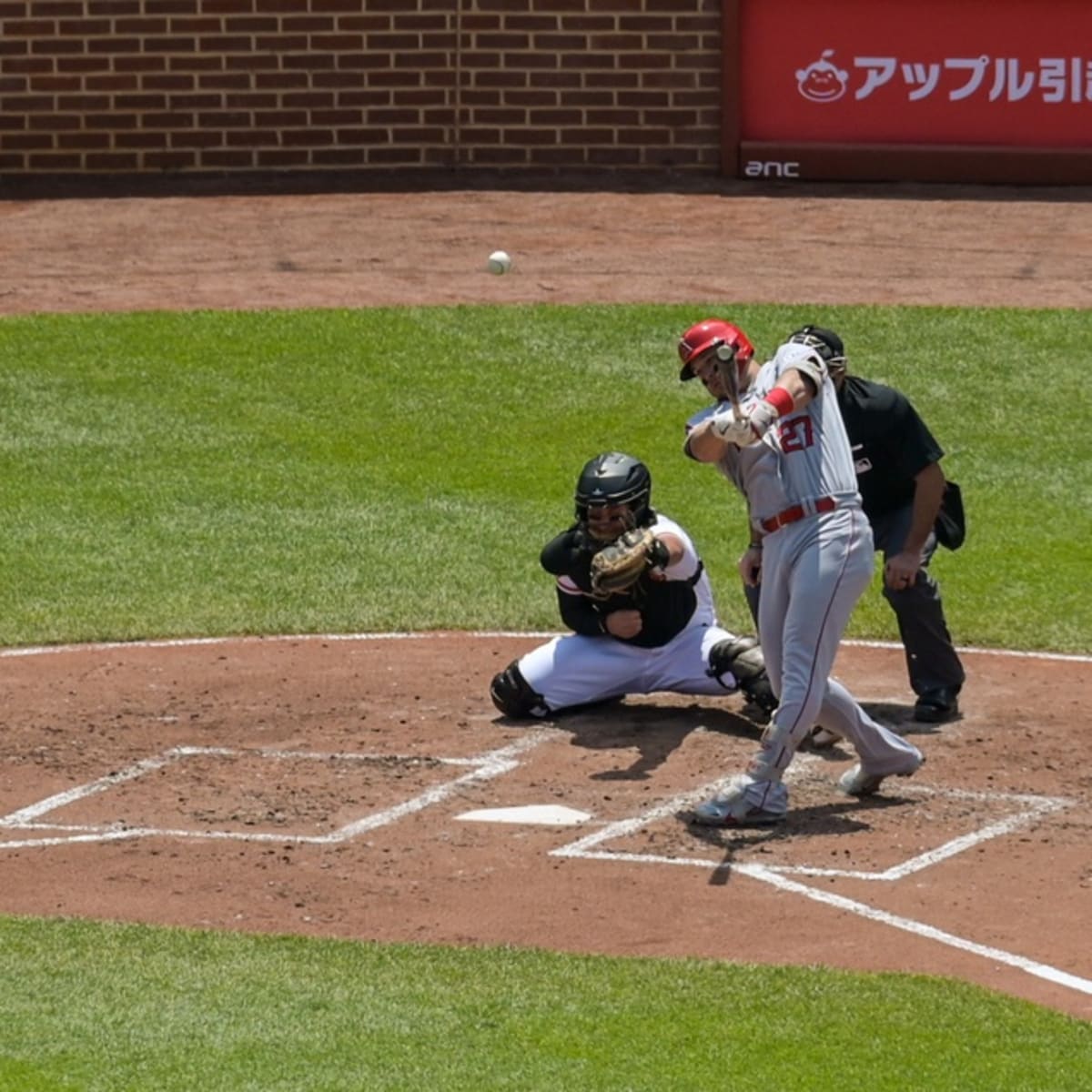 Incredible photo of Mike Trout and Shohei Ohtani celebrating goes viral