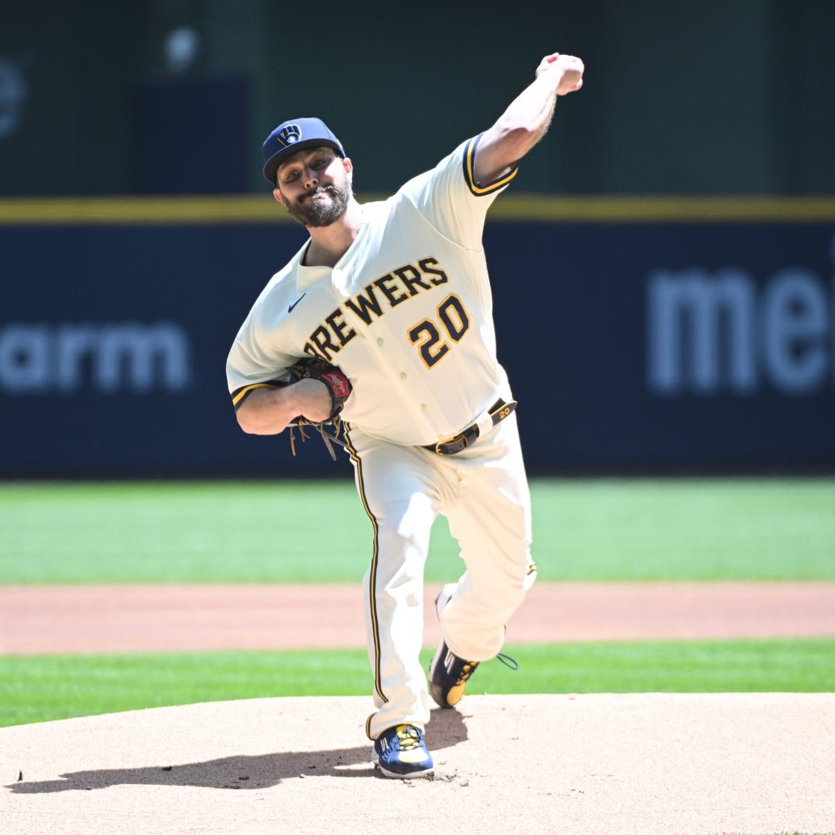 D-backs' Robbie Ray leaves game with injury