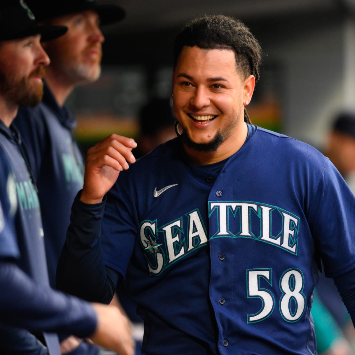 Luis Castillo guides Mariners past A's in series opener